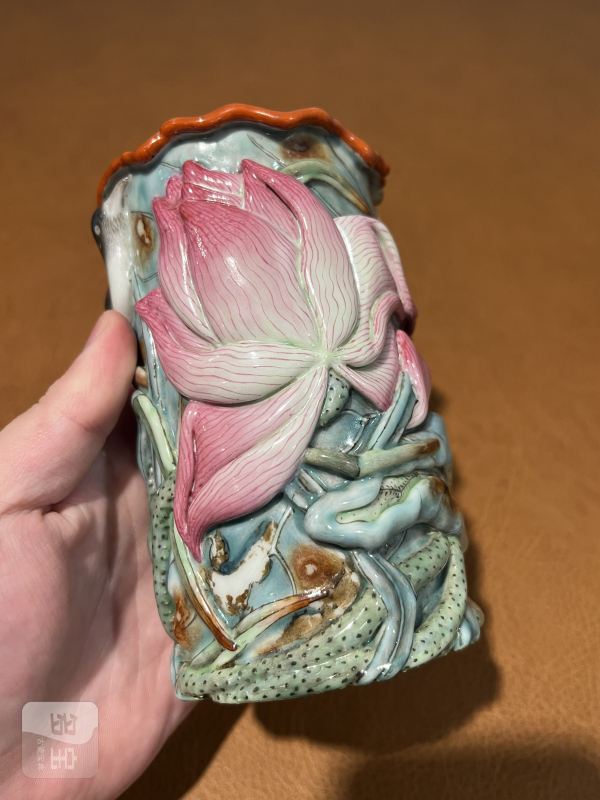 清中期 粉彩浮雕荷塘翠鸟笔筒 - 图8